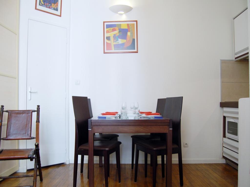 Louvre Apartment